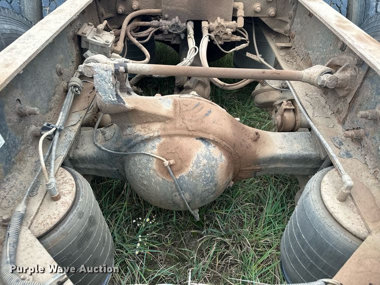 image for item MQ9429 2006 International 9900i  semi truck