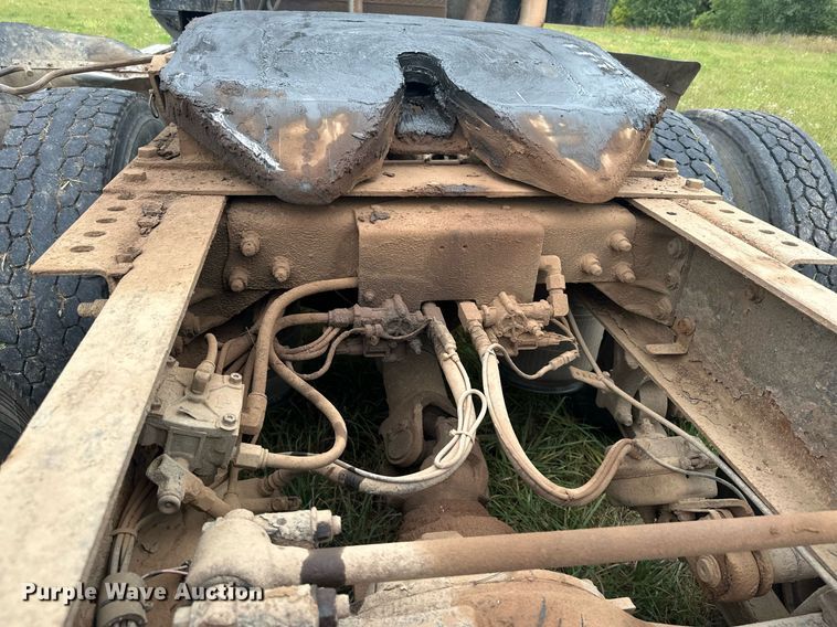 image for item MQ9429 2006 International 9900i  semi truck