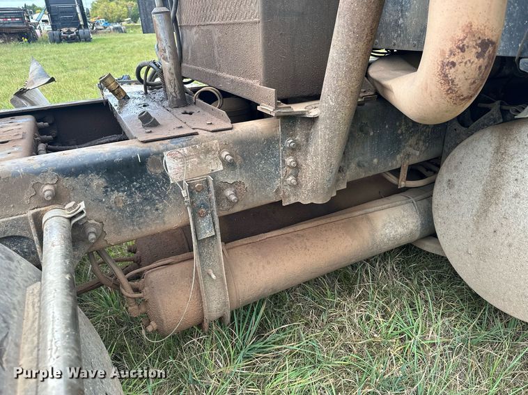 image for item MQ9429 2006 International 9900i  semi truck