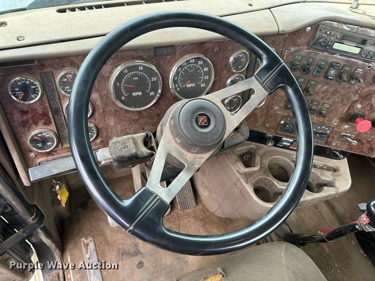 image for item MQ9429 2006 International 9900i  semi truck