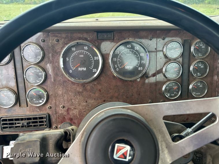 image for item MQ9429 2006 International 9900i  semi truck