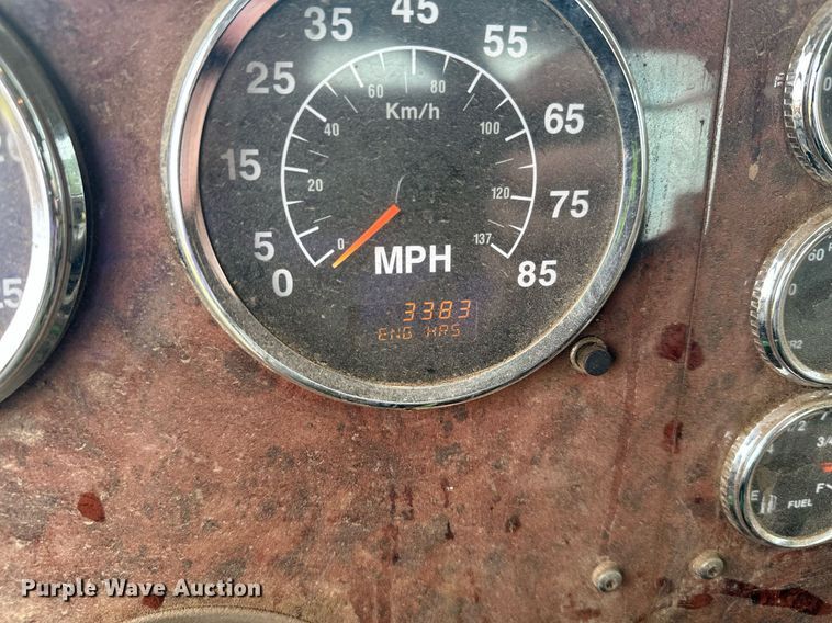 image for item MQ9429 2006 International 9900i  semi truck