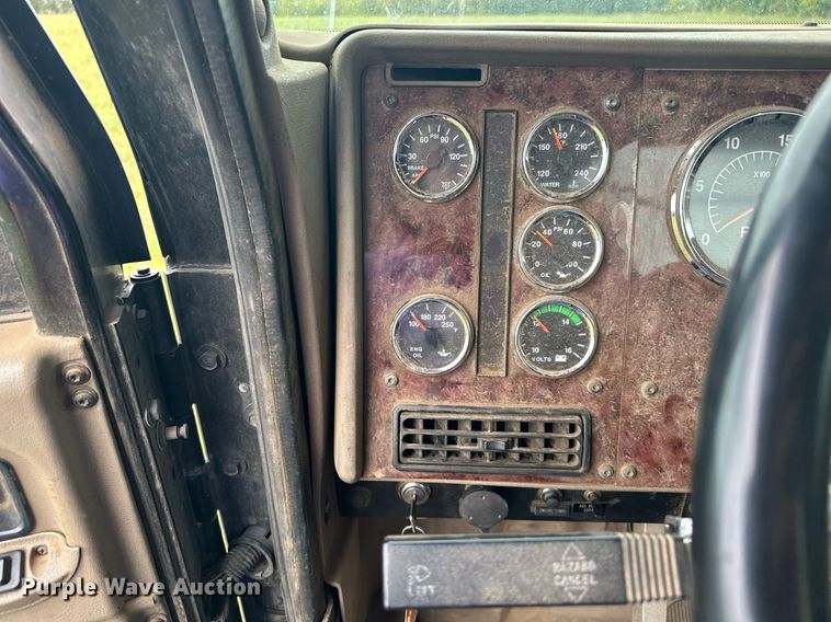 image for item MQ9429 2006 International 9900i  semi truck