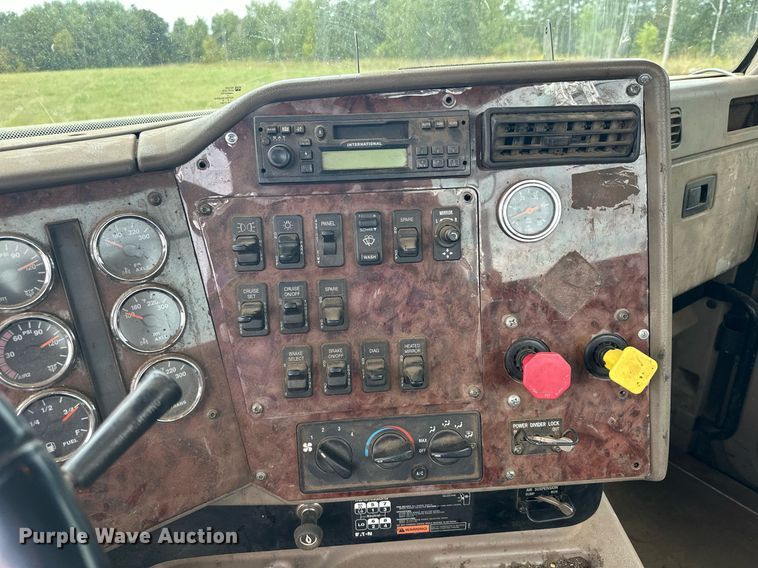 image for item MQ9429 2006 International 9900i  semi truck