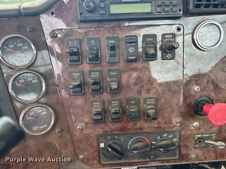 image for item MQ9429 2006 International 9900i  semi truck