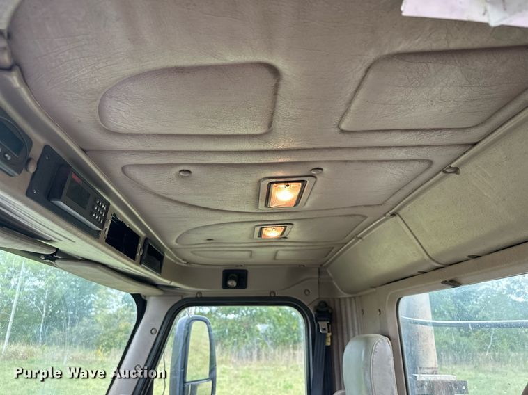 image for item MQ9429 2006 International 9900i  semi truck