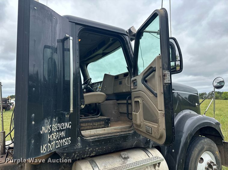 image for item MQ9429 2006 International 9900i  semi truck