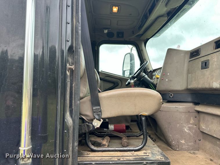 image for item MQ9429 2006 International 9900i  semi truck