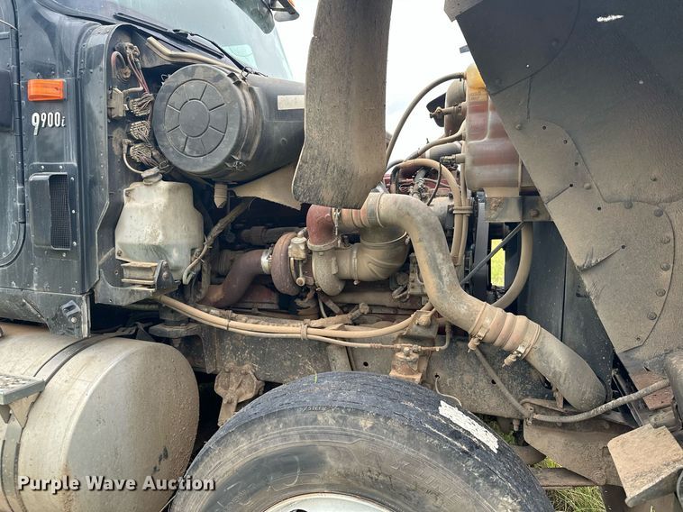 image for item MQ9429 2006 International 9900i  semi truck