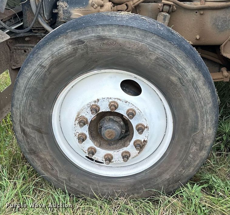 image for item MQ9429 2006 International 9900i  semi truck