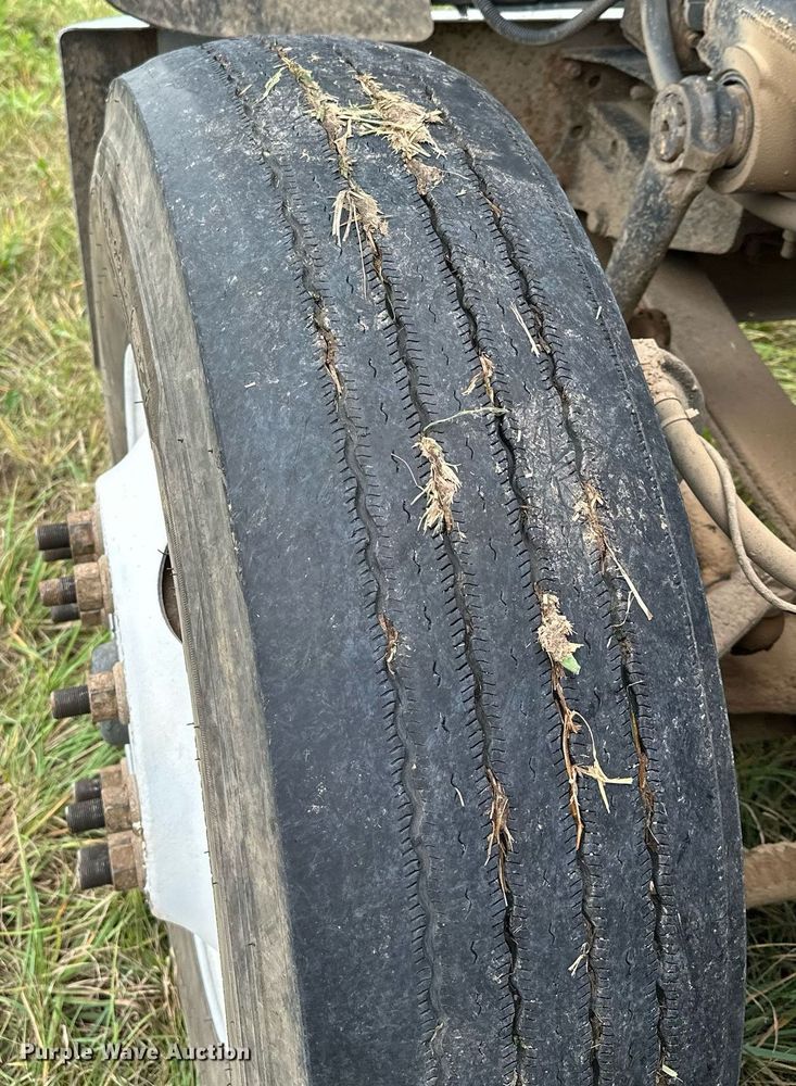 image for item MQ9429 2006 International 9900i  semi truck