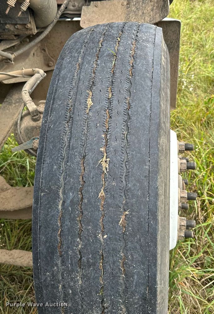 image for item MQ9429 2006 International 9900i  semi truck