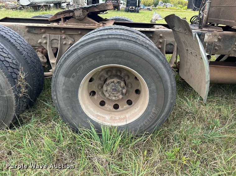 image for item MQ9429 2006 International 9900i  semi truck