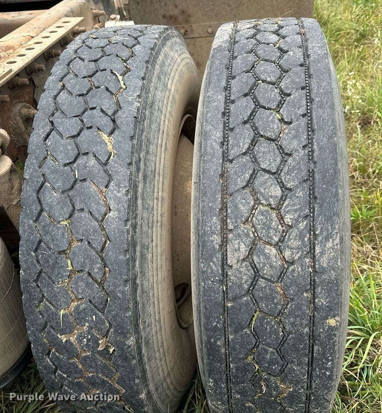 image for item MQ9429 2006 International 9900i  semi truck