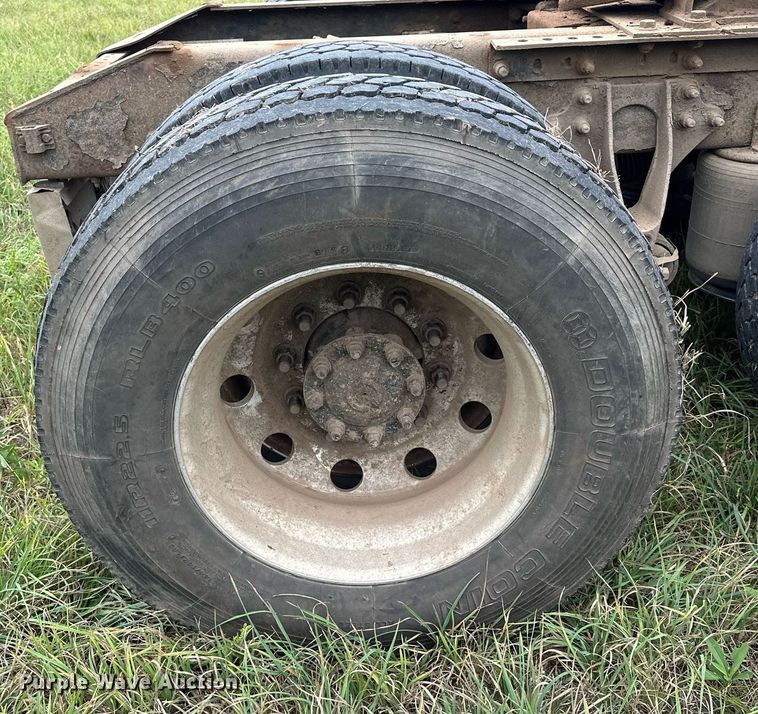 image for item MQ9429 2006 International 9900i  semi truck