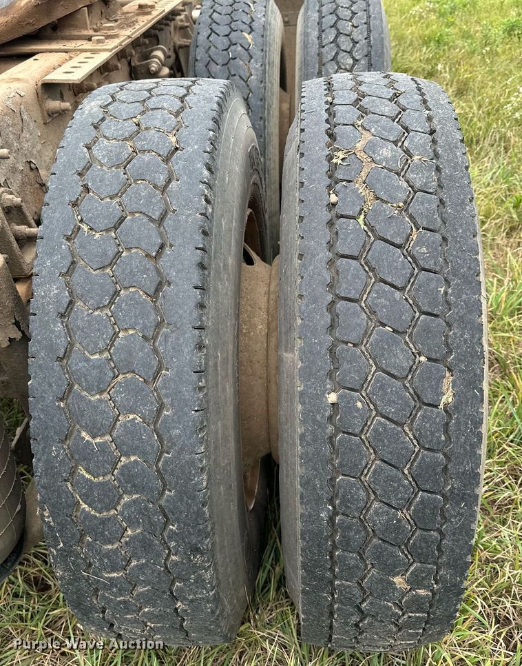 image for item MQ9429 2006 International 9900i  semi truck