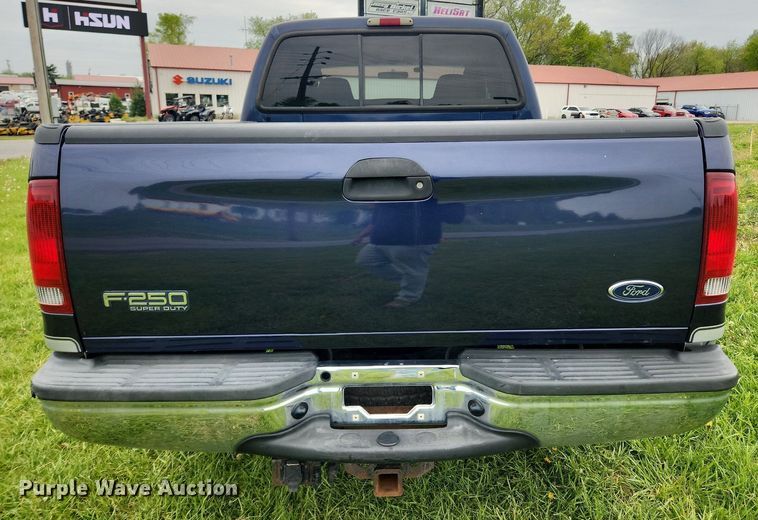 image for item MW9743 2003 Ford F250 Super Duty  Crew Cab pickup truck