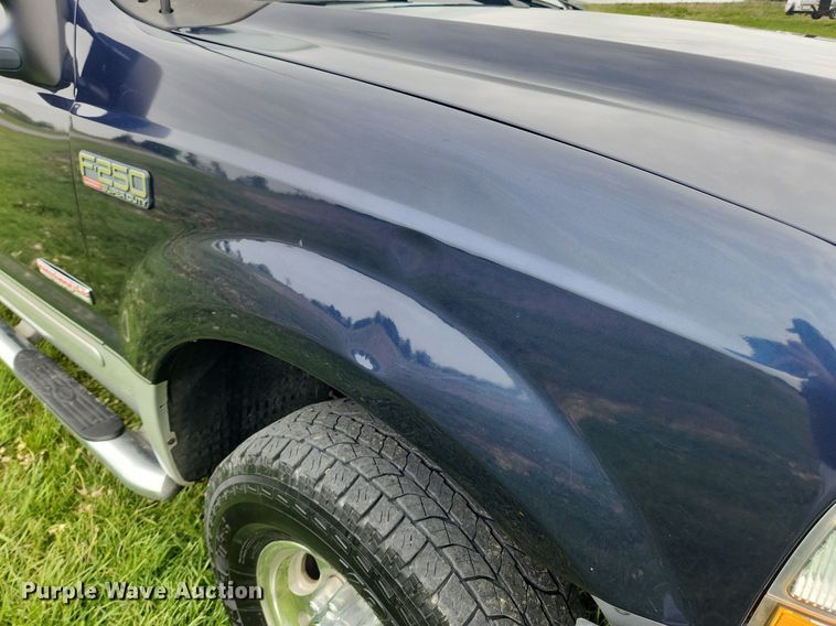 image for item MW9743 2003 Ford F250 Super Duty  Crew Cab pickup truck