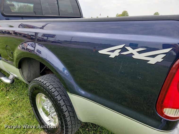 image for item MW9743 2003 Ford F250 Super Duty  Crew Cab pickup truck