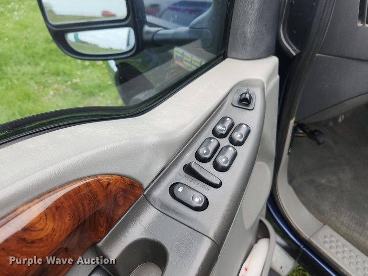 image for item MW9743 2003 Ford F250 Super Duty  Crew Cab pickup truck