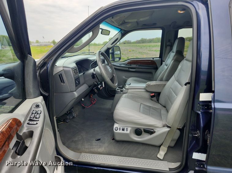 image for item MW9743 2003 Ford F250 Super Duty  Crew Cab pickup truck