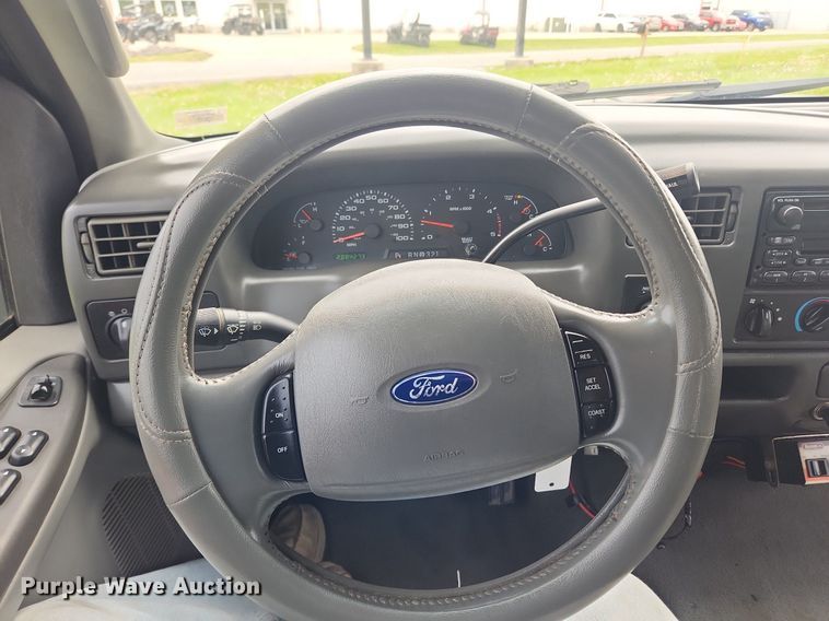 image for item MW9743 2003 Ford F250 Super Duty  Crew Cab pickup truck