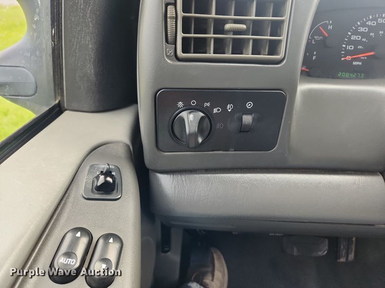 image for item MW9743 2003 Ford F250 Super Duty  Crew Cab pickup truck