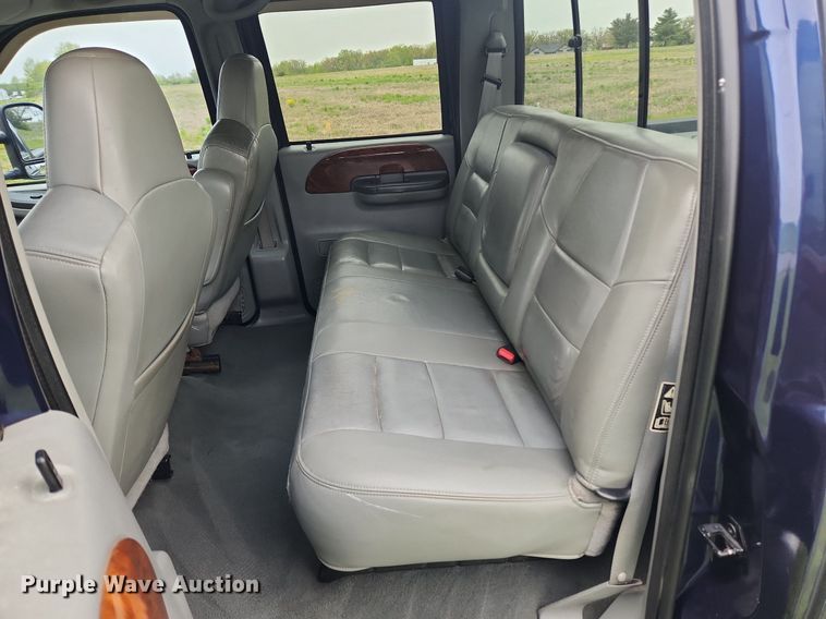 image for item MW9743 2003 Ford F250 Super Duty  Crew Cab pickup truck