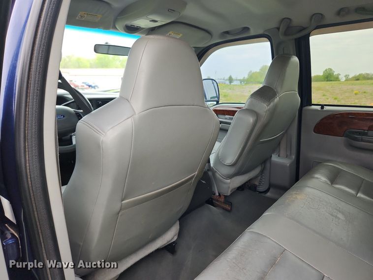 image for item MW9743 2003 Ford F250 Super Duty  Crew Cab pickup truck