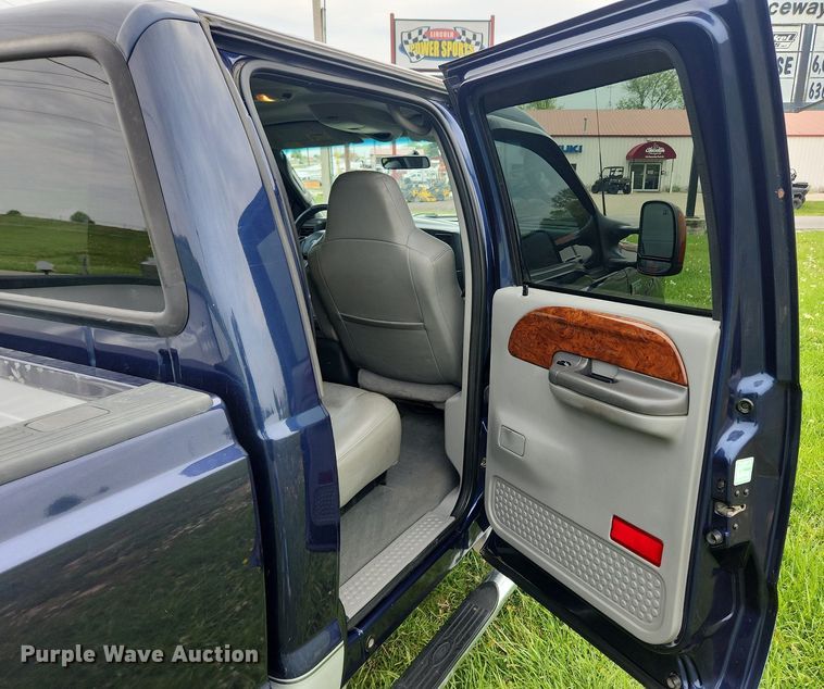 image for item MW9743 2003 Ford F250 Super Duty  Crew Cab pickup truck