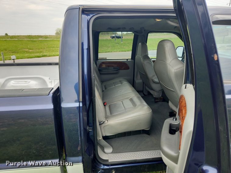 image for item MW9743 2003 Ford F250 Super Duty  Crew Cab pickup truck