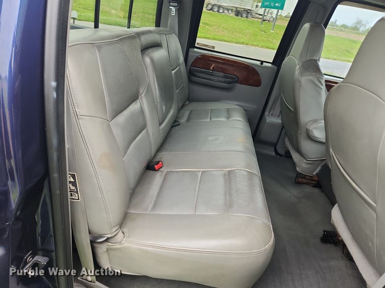 image for item MW9743 2003 Ford F250 Super Duty  Crew Cab pickup truck