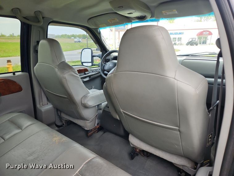 image for item MW9743 2003 Ford F250 Super Duty  Crew Cab pickup truck