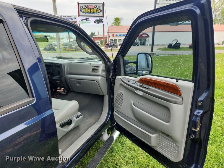 image for item MW9743 2003 Ford F250 Super Duty  Crew Cab pickup truck