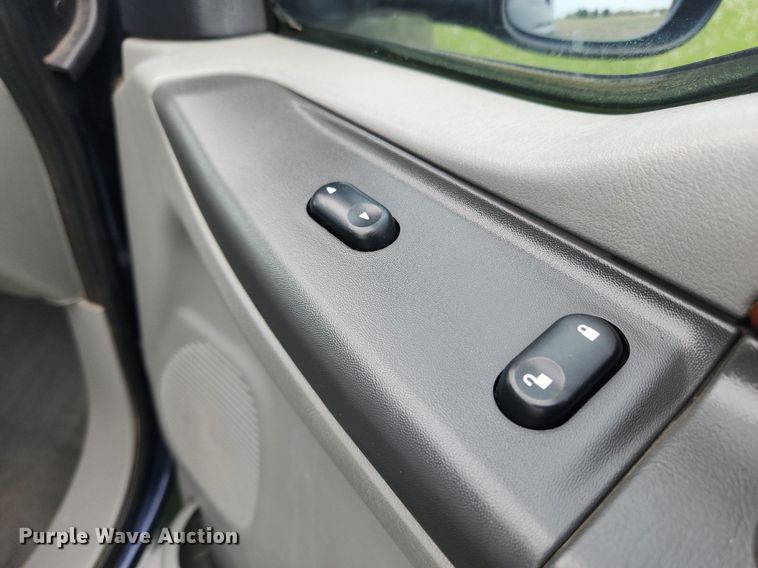 image for item MW9743 2003 Ford F250 Super Duty  Crew Cab pickup truck