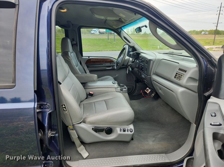 image for item MW9743 2003 Ford F250 Super Duty  Crew Cab pickup truck