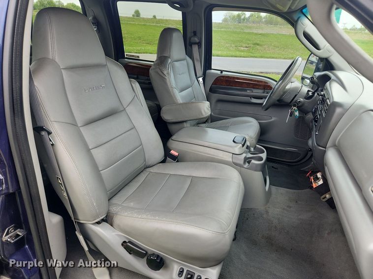 image for item MW9743 2003 Ford F250 Super Duty  Crew Cab pickup truck