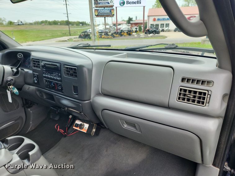 image for item MW9743 2003 Ford F250 Super Duty  Crew Cab pickup truck