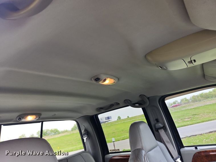 image for item MW9743 2003 Ford F250 Super Duty  Crew Cab pickup truck