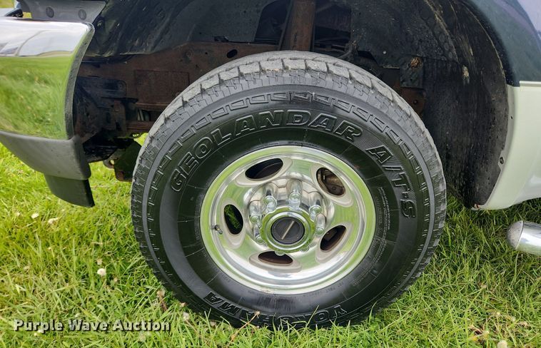 image for item MW9743 2003 Ford F250 Super Duty  Crew Cab pickup truck