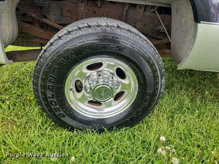 image for item MW9743 2003 Ford F250 Super Duty  Crew Cab pickup truck