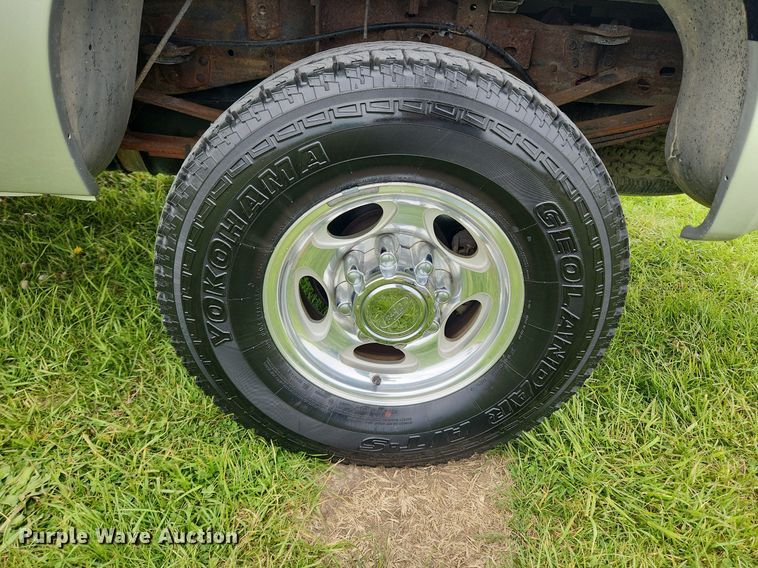 image for item MW9743 2003 Ford F250 Super Duty  Crew Cab pickup truck