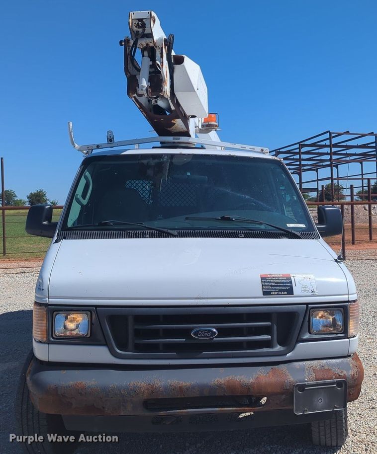 image for item MX9332 2006 Ford E350 Super Duty  van with bucket lift