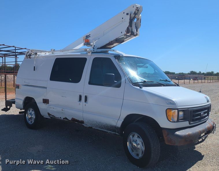 image for item MX9332 2006 Ford E350 Super Duty  van with bucket lift
