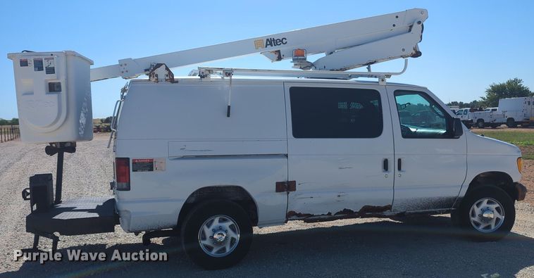image for item MX9332 2006 Ford E350 Super Duty  van with bucket lift