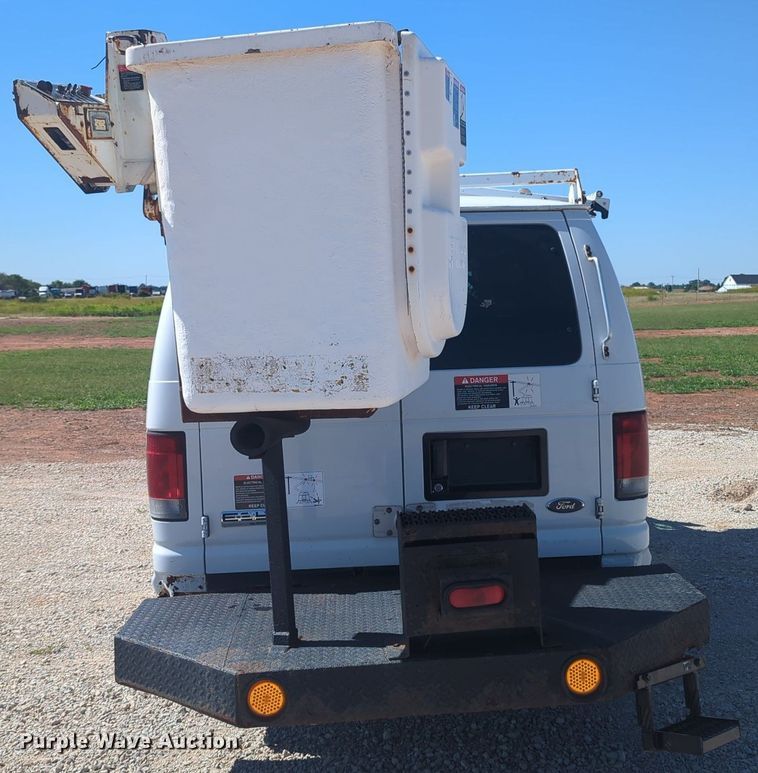 image for item MX9332 2006 Ford E350 Super Duty  van with bucket lift