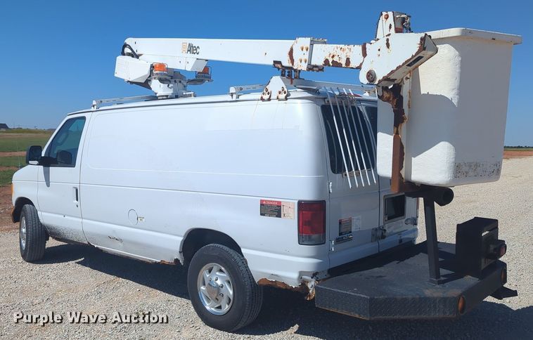image for item MX9332 2006 Ford E350 Super Duty  van with bucket lift
