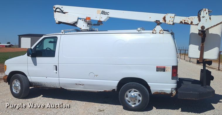 image for item MX9332 2006 Ford E350 Super Duty  van with bucket lift