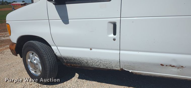 image for item MX9332 2006 Ford E350 Super Duty  van with bucket lift