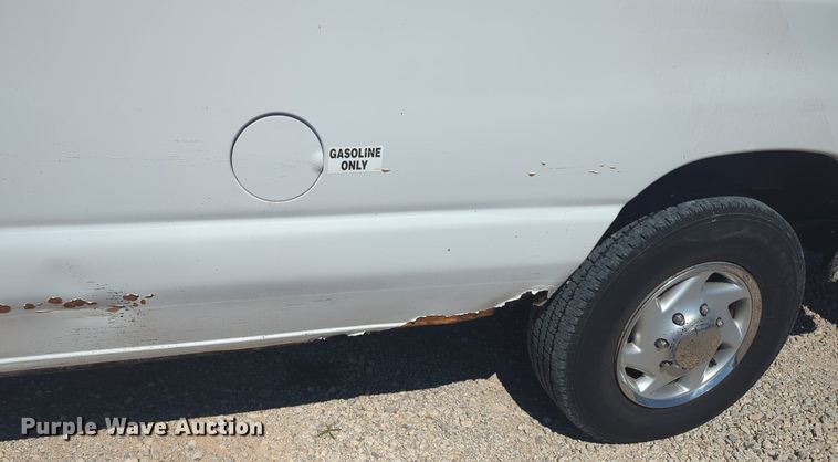 image for item MX9332 2006 Ford E350 Super Duty  van with bucket lift